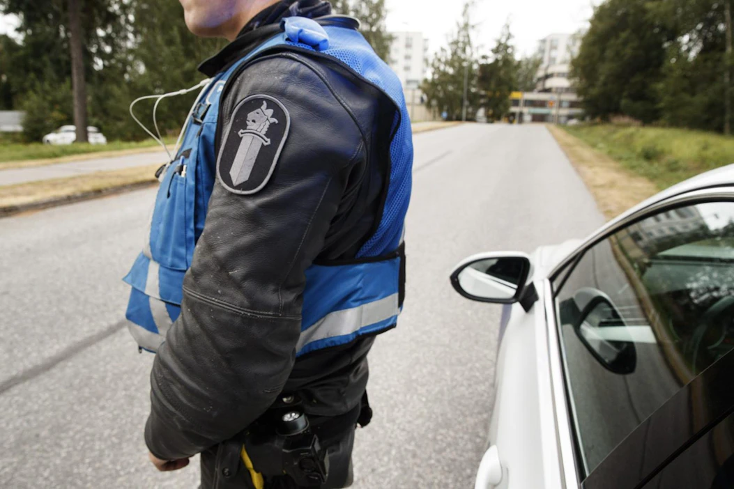 Tarkkaamattomuusvalvonnassa poliisi valvoo tällä viikolla kaikkea toimintaa, mikä vie liikenteessä keskittymisen muualle ajamisesta ja havainnoinnista. Arkistokuva. LEHTIKUVA / Roni Rekomaa