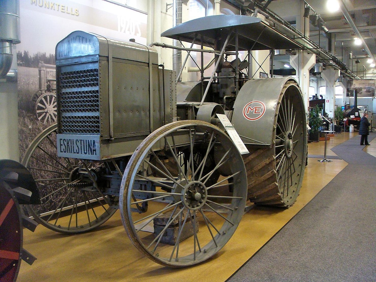 Munktellin ensimmäinen traktori oli jättiläiskokoinen 30–40. Valmistumisvuosi oli 1913. Traktoria tarvittiin maatalouden rationointiin ja sen on arvioitu korvanneen 16 hevosen ja 8 miehen työt. Traktoreita valmistui 31 kappaletta vuoteen 1916 mennessä. Vaikka valmistusmäärä vaikuttaa pieneltä, se oli menestys. Niistä riitti vientiinkin muutamia. Tämä yksilö palasi vuonna 1954 BM:n omistukseen ja on kunnostettu ajokuntoiseksi. Se on ilmeisesti ainut säilynyt näistä Ruotsin maatalouden koneellistumisen alkutaipaleen Munktell-traktoreista.