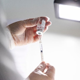 Koronarokotukset ovat käynnissä parhaillaan maailmanlaajuisesti. Suomeen rajan yli saapuva voi todistaa saamansa rokotuksen asianmukaisella todistuksella.