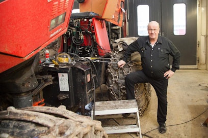 Hannu Kiviojalla on 30 vuotta täynnä yrittäjänä. Koneita hän on korjannut työkseen nelisenkymmentä vuotta.