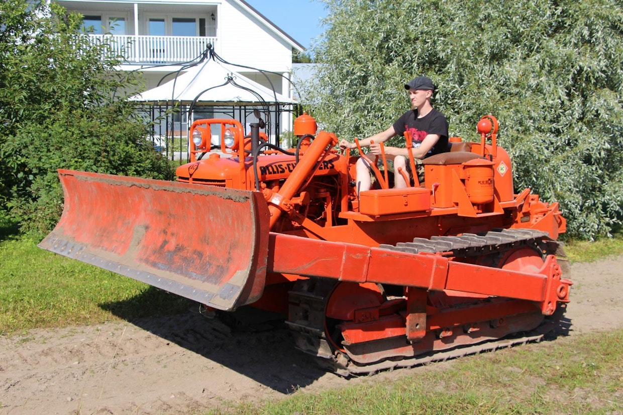 3-metrisessä Baker-puskulevyssä on riittävät liikerajat, yläasennossa se on 75 senttiä korkealla, alimmillaan 30 senttiä maan sisässä. Levyyn saadaan painatusta suunnilleen puolet traktorin painosta, eli reilut 3 tonnia.