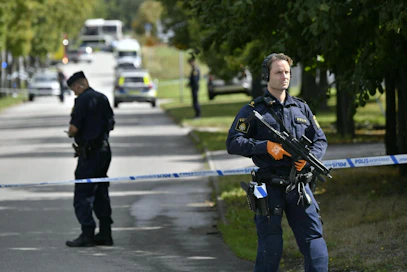 Eslövin kunnan mukaan koulunkäynti keskeytettiin hyökkäyksen jälkeen. Poliisi vartioi aluetta. LEHTIKUVA / TT