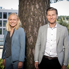 Elina Lepomäki ja Antti Häkkänen tavoittelevat kokoomuksen varapuheenjohtajuutta. Kokoomuksen puolue- ja ryhmäjohdon kesäkokous alkoi Jyväskylässä eilen tiistaina ja jatkuu tänään keskiviikkona.