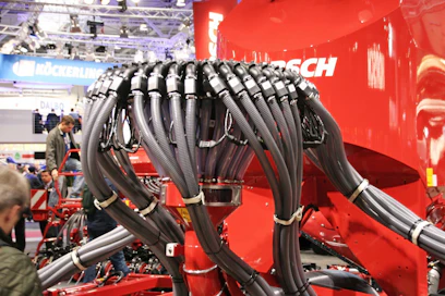 Horsch RowControl kykenee sulkemaan pneumaattisessa kylvökoneessa jakajaan asennetuilla suluilla yksittäisiä siemen- ja lannoitevantaita, kun kone varustetaan tarkalla GPS:llä. Näin päällekkäiskylvö voidaan välttää kokonaan kiiloissa ja vinoissa päisteissä. Myös ruiskutusurien tekeminen helpottuu. (EM)