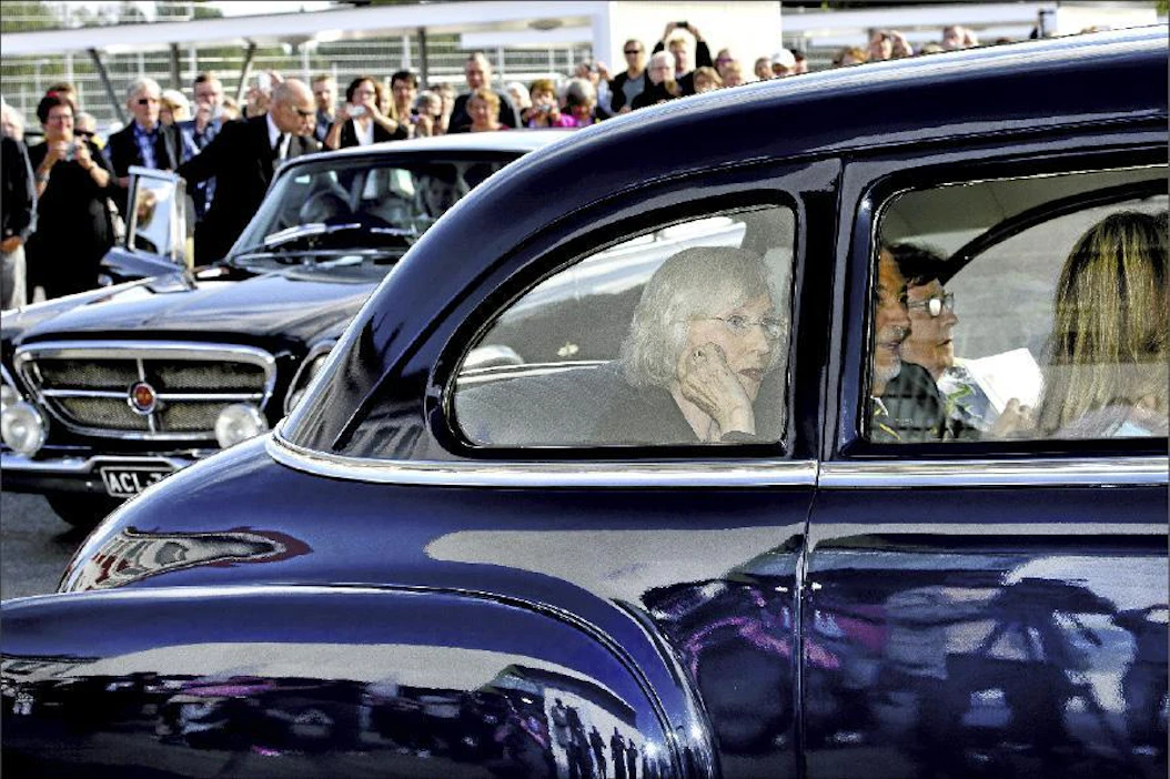 Armin seuruetta kuljetettiin kuin kuninkaallisia hienoilla vanhoilla autoilla. Etualan vuoden 1952 Chryslerillä on aikanaan kuljetettu myös Kekkosta. Päivi Karjalainen