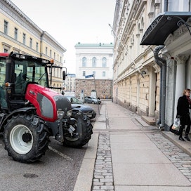 Traktori pysäköitynä maa- ja metsätalousministeriön oven eteen hallituskadulla Helsingissä. Kuva on otettu 11.3.2016, kun viljelijät kokoontuivat traktorimarssille Helsinkiin osoittamaan mieltä maatalouden kannattavuuden parantamiseksi.