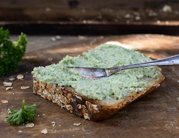 Persilja värjää levitteen kauniin vihreäksi. Tämä pesto maistuu myös uuniperunoiden täytteenä.