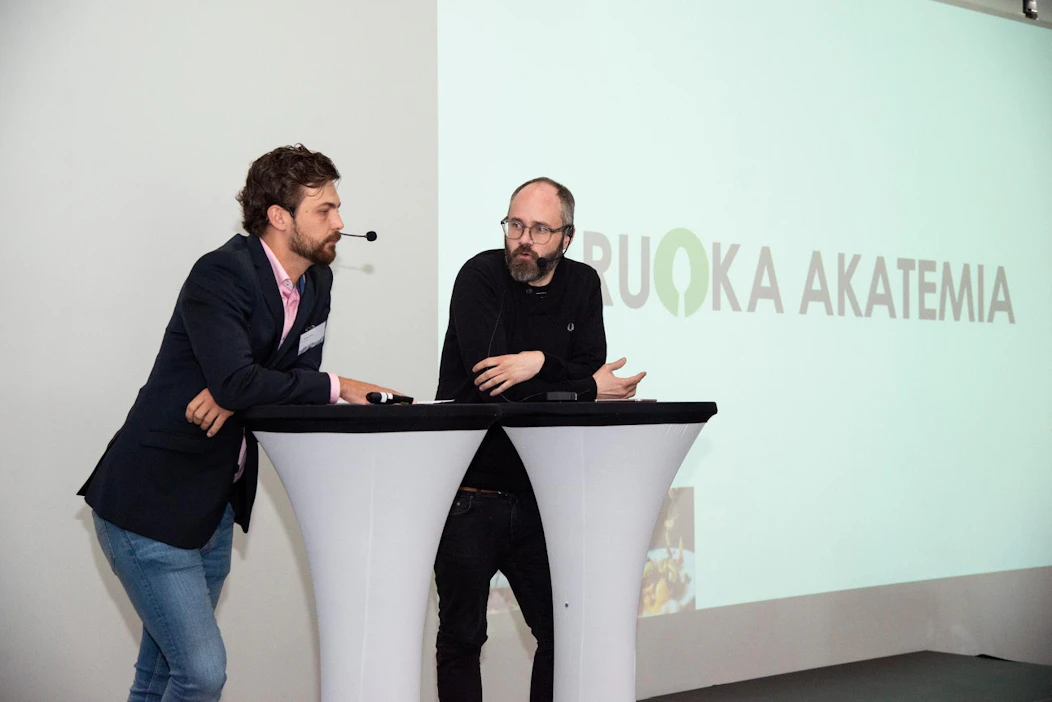 Tommi Hasu (vasemmalla) kuvattuna viime vuonna puhumassa Ruoka-akatemia tilaisuudessa. Vieressä toimittaja Tuomas Enbuske.
