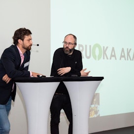 Tommi Hasu (vasemmalla) kuvattuna viime vuonna puhumassa Ruoka-akatemia tilaisuudessa. Vieressä toimittaja Tuomas Enbuske.