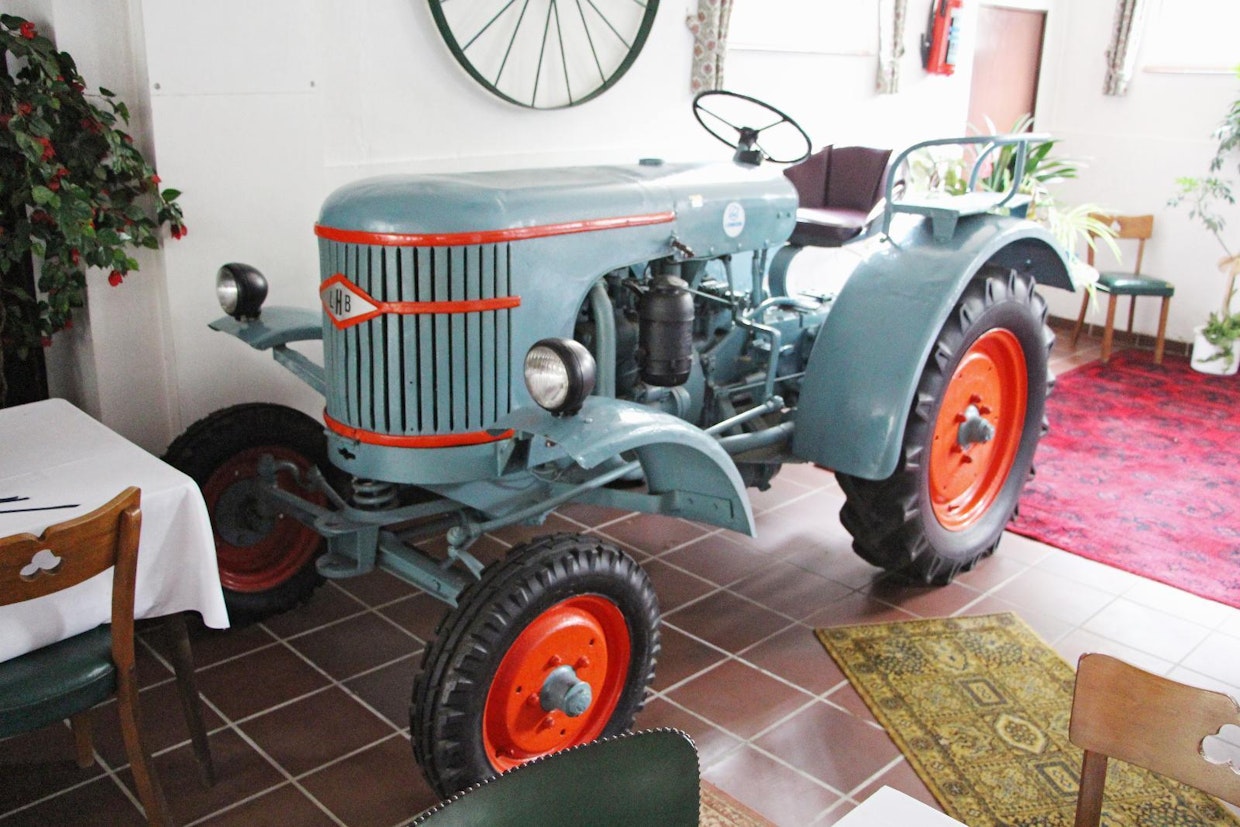 Linke-Hofmann-Busch, eli LHB teki alun perin vetureita ja muuta rautatiekalustoa. 1920-luvulla valikoima laajentui telatraktoreihin, mutta 30-luvun puolivälissä tuotanto lisensseineen myytiin Famolle. 1950-luvun alussa traktorit otettiin uudelleen ohjelmaan, Kögel K25-traktorin lisenssivalmistus ei kuitenkaan ottanut tuulta ja vuosikymmenen lopulla firma keskittyi taas vetureihin. LHB LHS25:ssä on 2-sylinterinen Henschel-diesel, vaihteita viisi ja painoa 1 400 kg. (Sonsbeck)