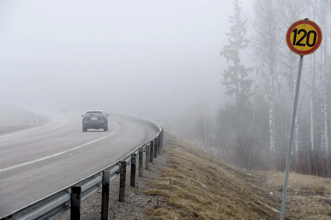 Talvinopeudet tulevat voimaan viikonloppuun mennessä siihen tahtiin kun urakoitsijat ehtivät vaihtaa liikennemerkkejä. LEHTIKUVA / Heikki Saukkomaa