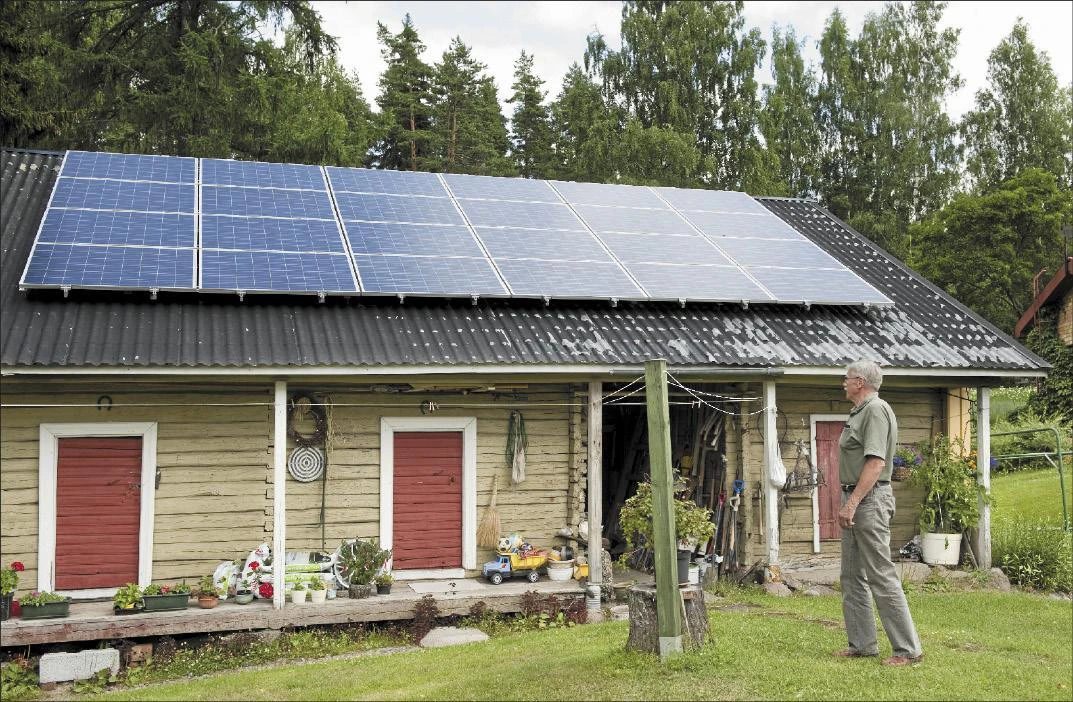 32 neliömetrin aurinkovoimala tuottaa Lemillä noin 4 000 kilowattituntia vuodessa. Kuvassa Matti Lehtonen. Ari Nakari