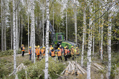 Metsäkeskuksen järjestämällä retkellä perehdyttiin ilmastoviisaaseen metsänhoitoon.