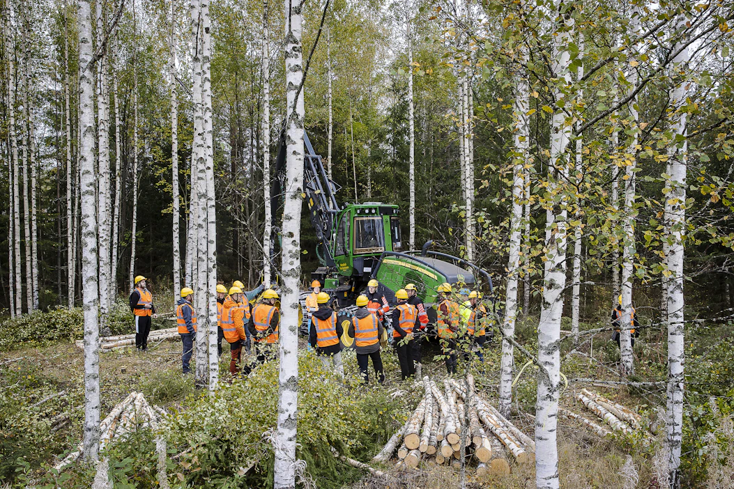 Metsäkeskuksen järjestämällä retkellä perehdyttiin ilmastoviisaaseen metsänhoitoon.