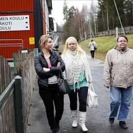 Mämmeläisten Aino Piilosen, Minna Lemetyisen ja Johanna Helmisen lapset käyvät koulua väistötiloissa Äänekosken keskustassa. Unelma omasta kyläkoulusta elää edelleen vahvana. Sami Karppinen