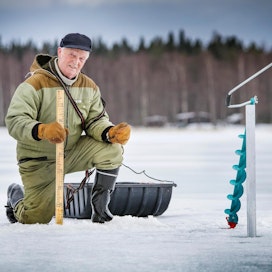 Raimo Virkkunen on yksi yhteensä 230 ympäristöhallinnon listoilla olevasta havaitsijasta, jotka mittaavat muun muassa 50 asemalla jäänpaksuutta ja toimittavat noin 70 havaintopaikalta jäätymis- ja jäänlähtötiedot. Virkkusen havaintopaikka on Pyhäselän Roukalahdella.