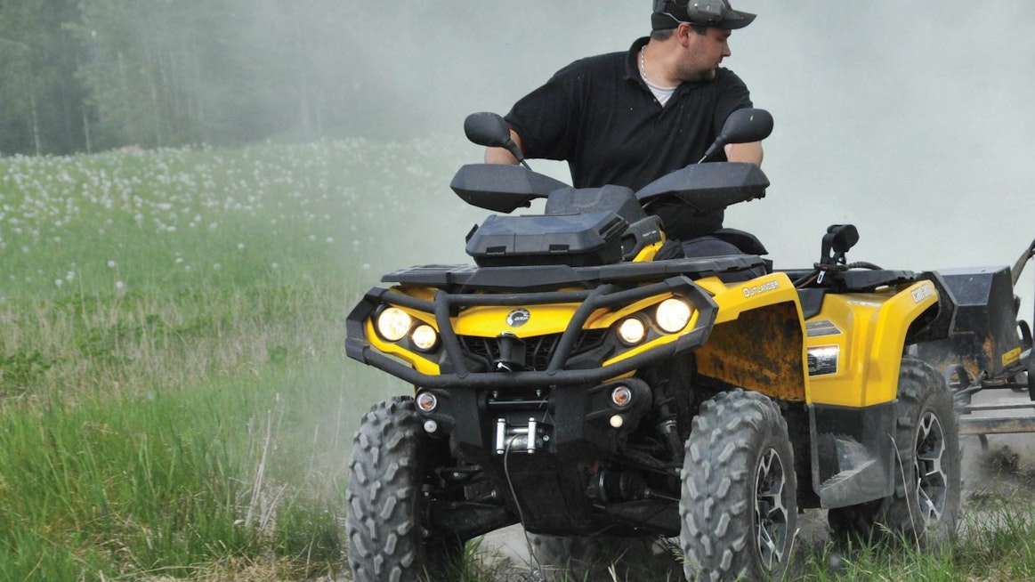 Can-Am Outlander T3 Max 650 XT on tukeva veturi, joka jaksaa vetää äestä ja perävaunua hyvin.