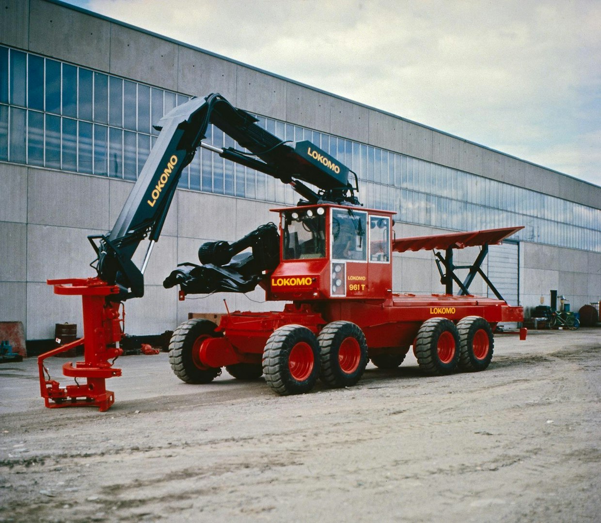 Lokomo laski vientimarkkinoiden varaan suunnitellessaan ajalleen valtaisan Lokomo 961 -harvesterin. Sitä koeajettiin Suomessa useammalla yksilöllä, joista osa oli puutavaralajimenetelmään suunniteltuja 961S-malleja. Kuvan 961T oli suunniteltu kokorunkomenetelmään ja kuvan tukikouru tuki karsittua kokonaista runkoa ennen latvan katkaisua. (Kuva: Kauko Turtiainen/Lusto/Kauko Turtiaisen kokoelma)