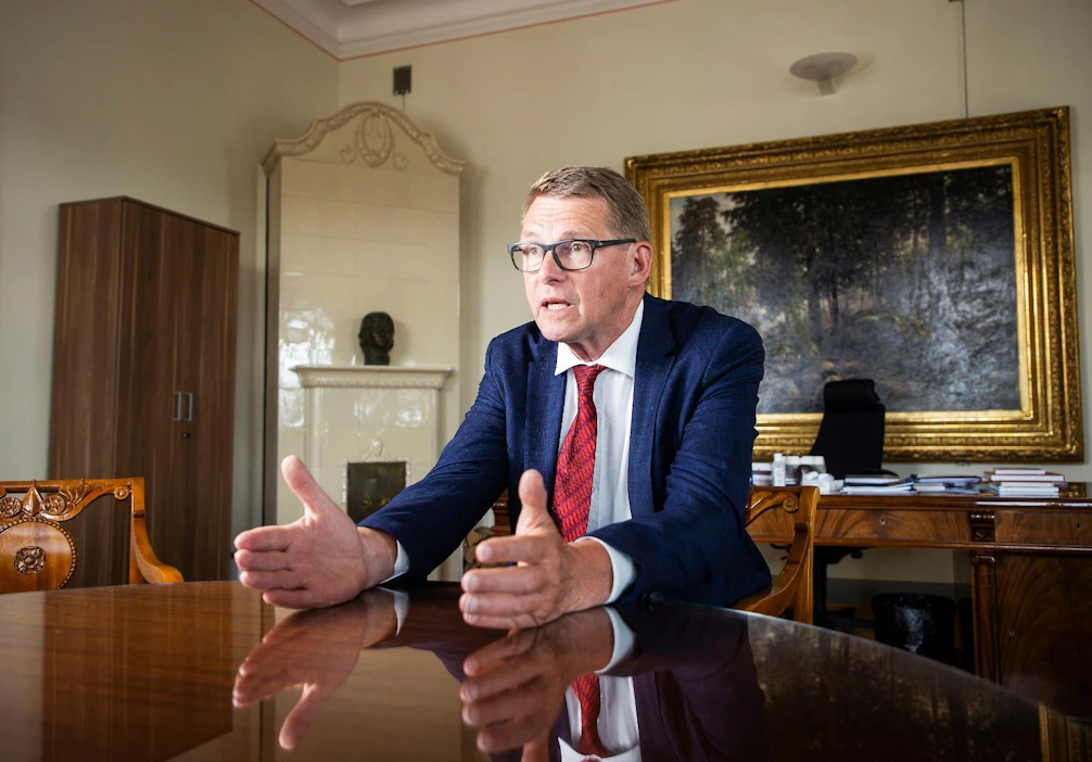 Matti Vanhanen (kesk.) pohtii kolumnissaan tulevaan varautumista. "Vettä, ruokaa, lääkkeitä ja energiaa on saatava. Niitä on oltava varastossa ja niiden tuotantokyvyn on toimittava, vaikka internet kaatuisi."