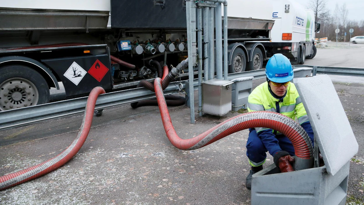 Juho Suni ajaa Helokiven öljyautoa Päijät-Hämeessä. Vuoden lopulla auto ajoi ahkerasti yksityisasiakkaiden eli "tippapaikkojen" pihoilla.