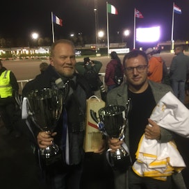 Marko Kreivi ja Süleyman Yuksel juhlimassa Vermossa Ecurie D.:n kolmevuotiaiden Euroopan mestaruutta
