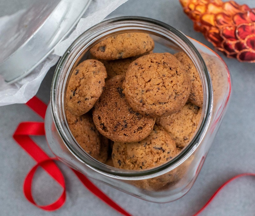 Suklaamurupipareita voi tehdä vaikka joululahjaksi lasipurkkiin.