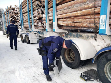 "Raskaan liikenteen ylikuormavalvonta kärsii myös poliisin vähenevästä erityisosaamisesta. Jos valvontaa tehdään ammattitaidolla, silloin tulee myös suoritteita", ylikonstaapeli Markku Nygård kertoo.