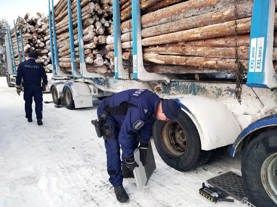 "Raskaan liikenteen ylikuormavalvonta kärsii myös poliisin vähenevästä erityisosaamisesta. Jos valvontaa tehdään ammattitaidolla, silloin tulee myös suoritteita", ylikonstaapeli Markku Nygård kertoo.