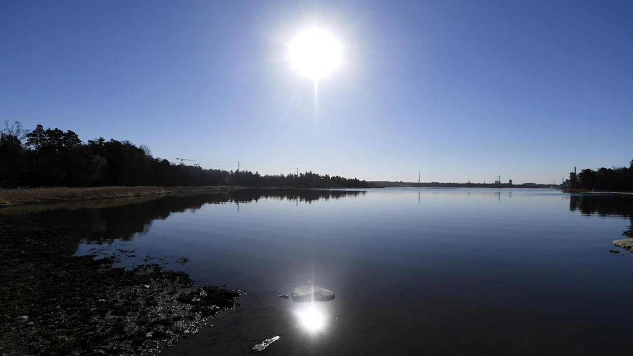 Helsingissä nautittiin tiistainakin aurinkoisesta säästä. Lehtikuva / Vesa Moilanen