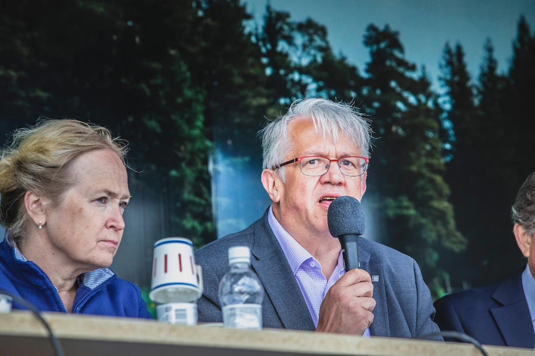 Juha Rehula painottaa, että raviurheilu on osa suomalaista yhteiskuntaa ja myös kilpailujen käynnistäminen tulee siksi hoitaa poikkeustilan säädökset huomioiden. Hevostalouden tulevaisuudesta keskusteli Rehulan kanssa toissa kesänä Porissa MMM:n kansliapäällikkö Jaana Husu-Kallio.