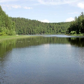 Yleisiä vesialueita ovat Suomen aluevedet Suomen- ja Pohjanlahdella sekä suurten järvien selät. Rannikkovedet, kuten kuvassa, ovat useimmiten osakaskuntien hallussa.