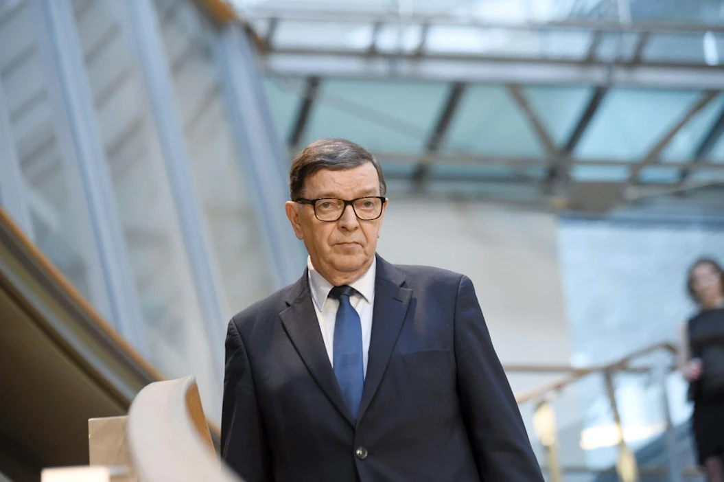 Muun muassa politiikan konkari Paavo Väyrynen näyttää lähtevän Arkadianmäeltä. LEHTIKUVA / MARKKU ULANDER