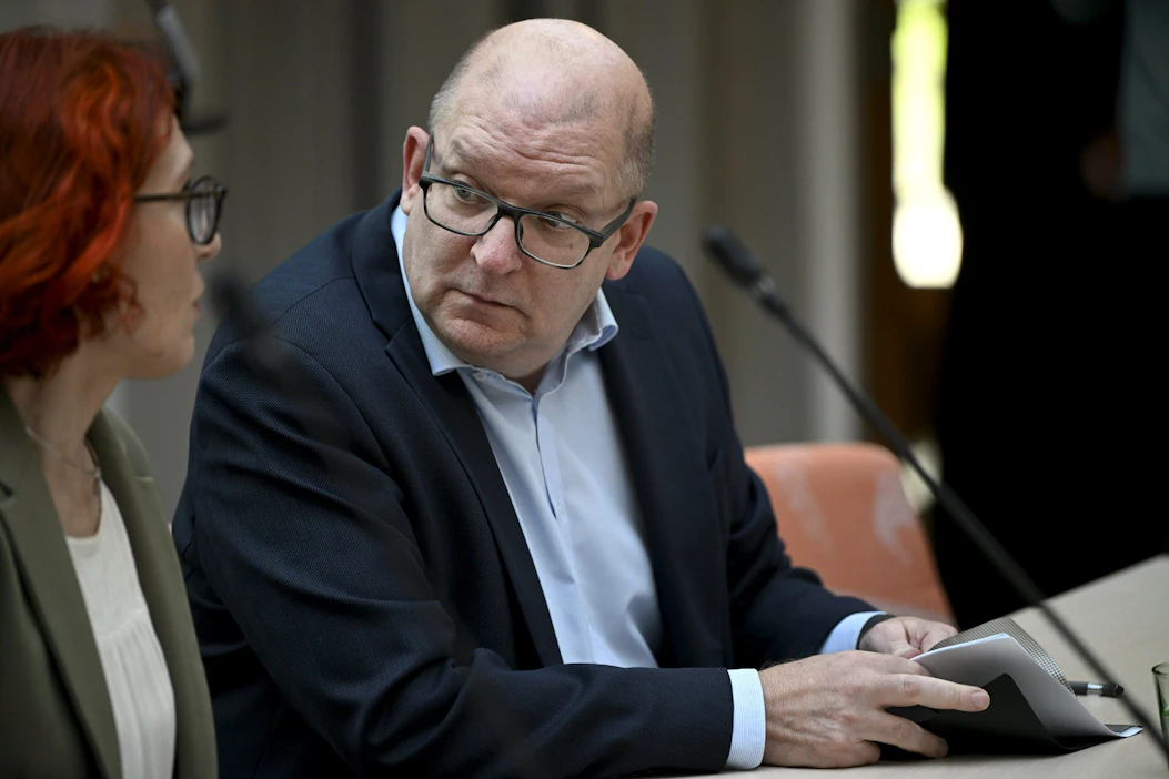 Palvelualojen ammattiliiton PAMin puheenjohtaja Annika Rönni-Sällinen ja Teollisuusliiton puheenjohtaja Riku Aalto SAK:n ammattiliittojen mediatilaisuudessa Helsingissä torstaina. LEHTIKUVA / ANTTI AIMO-KOIVISTO.