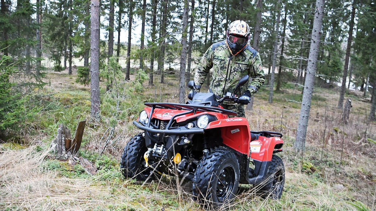 Outlanderin ohjausgeometria on onnistunut, sillä ilman tehostintakin ohjaus on kevyt käyttää.
