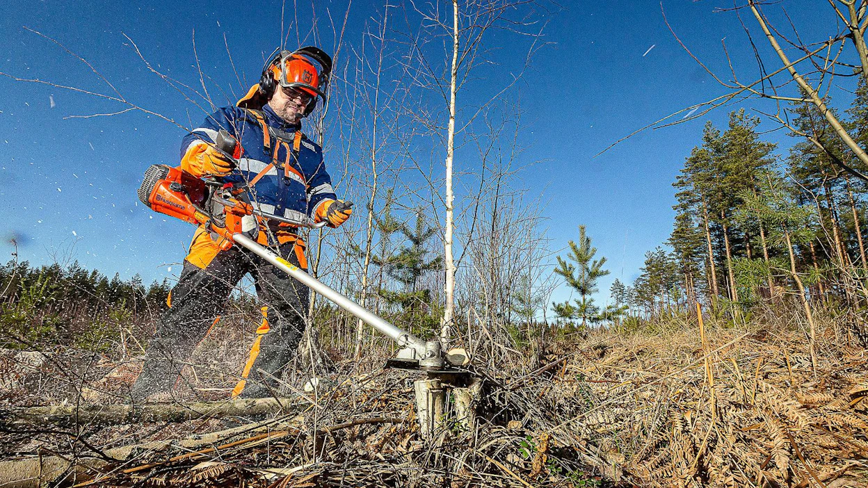 Metsäpalveluyrittäjä Mikko Turunen vertaili erilaisia teriä puolisentoista kuukautta. Hän suosittelee teroittamaan terät merkistä riippumatta ennen käyttöönottoa.