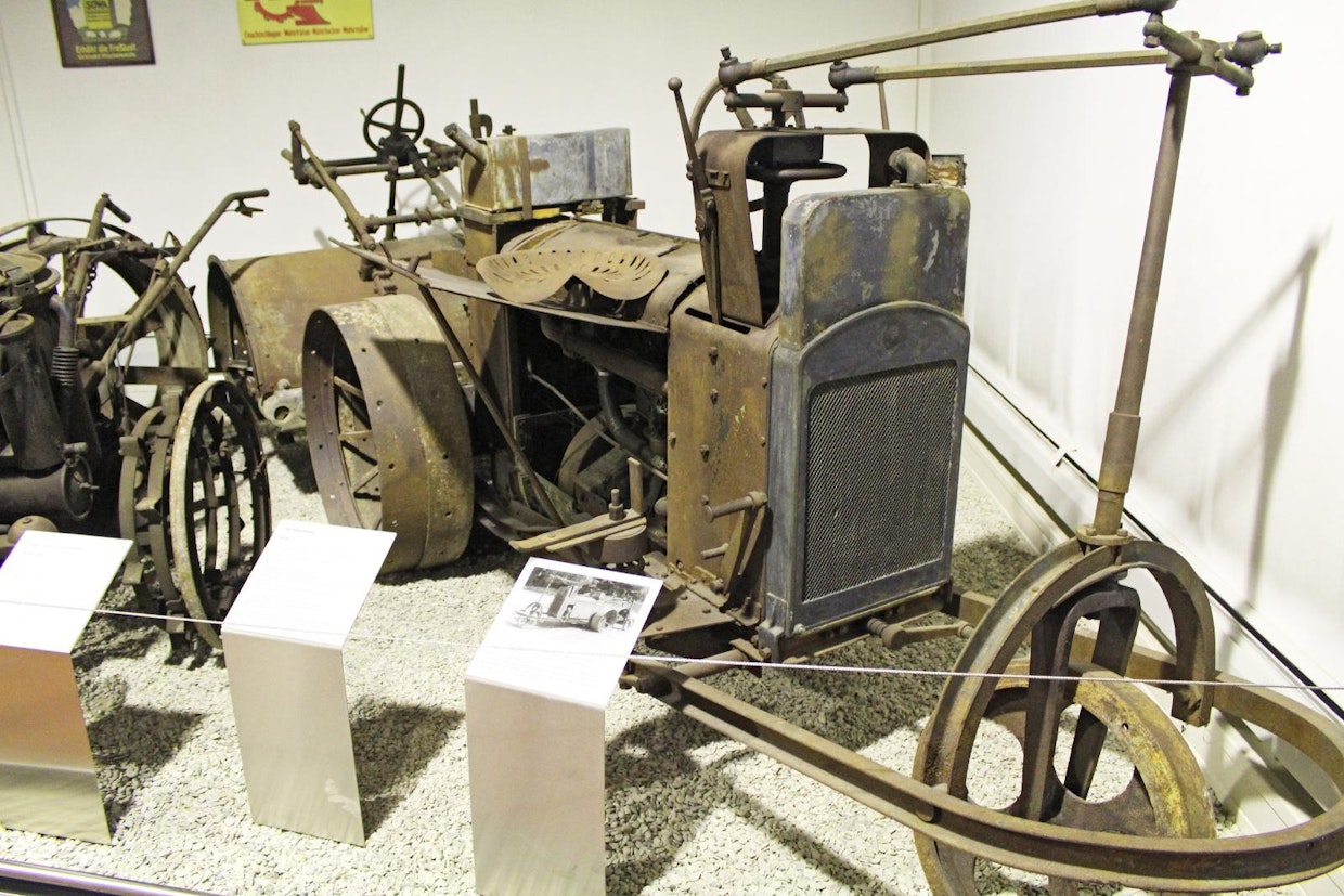 Kiinteällä kelajyrsimellä varustettu 24 hv:n Fey on tehty Augsburgissa 1920-luvun puolivälissä. Tuohon aikaan Saksassa vielä uskottiin, että jyrsintä tulee syrjäyttämään kyntämisen ja muut muokkausmenetelmät, mutta talvisaikaan pellot liettyivät lähes viljelykelvottomiksi. Moottorina on Kämperin bensanelonen, 3-pyöräinen Fey painaa 1 800 kg. (Paderborn)