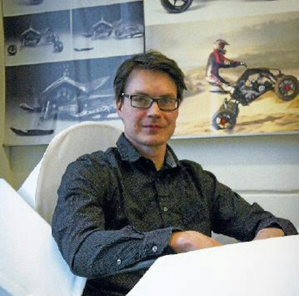 Vastuuopettaja Lassi Kaikkonen on ollut mukana ajoneuvomuotoilun linjalla alusta lähtien eli vuodesta 2011. Hän istuu oppilaiden suunnitteleman mäkiauton ohjaamossa.