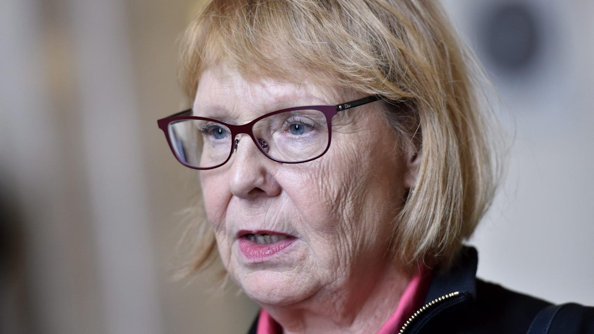 Puheenjohtaja Annika Lapintien (vas.) mukaan valiokunta keskustelee tänään lähinnä siitä, keitä asiantuntijoita se kuulee. LEHTIKUVA / Emmi Korhonen