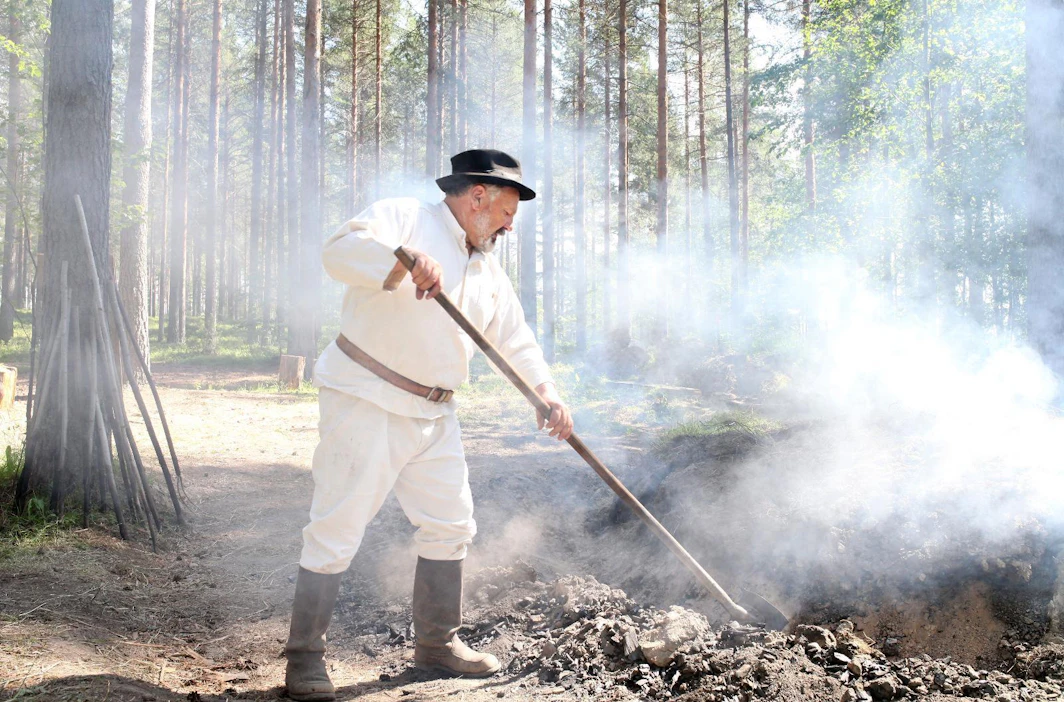 Tervahaudan poltto on tuulen säätelemistä. Palavaa tervahautaa pitää vahtia ja hoitaa yötä päivää.