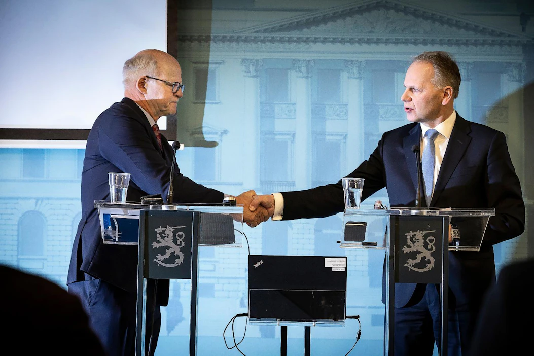 Selvityshenkilö Reijo Karhinen luovutti raporttinsa maa- ja metsätalousministeri Jari Lepälle helmikuussa.