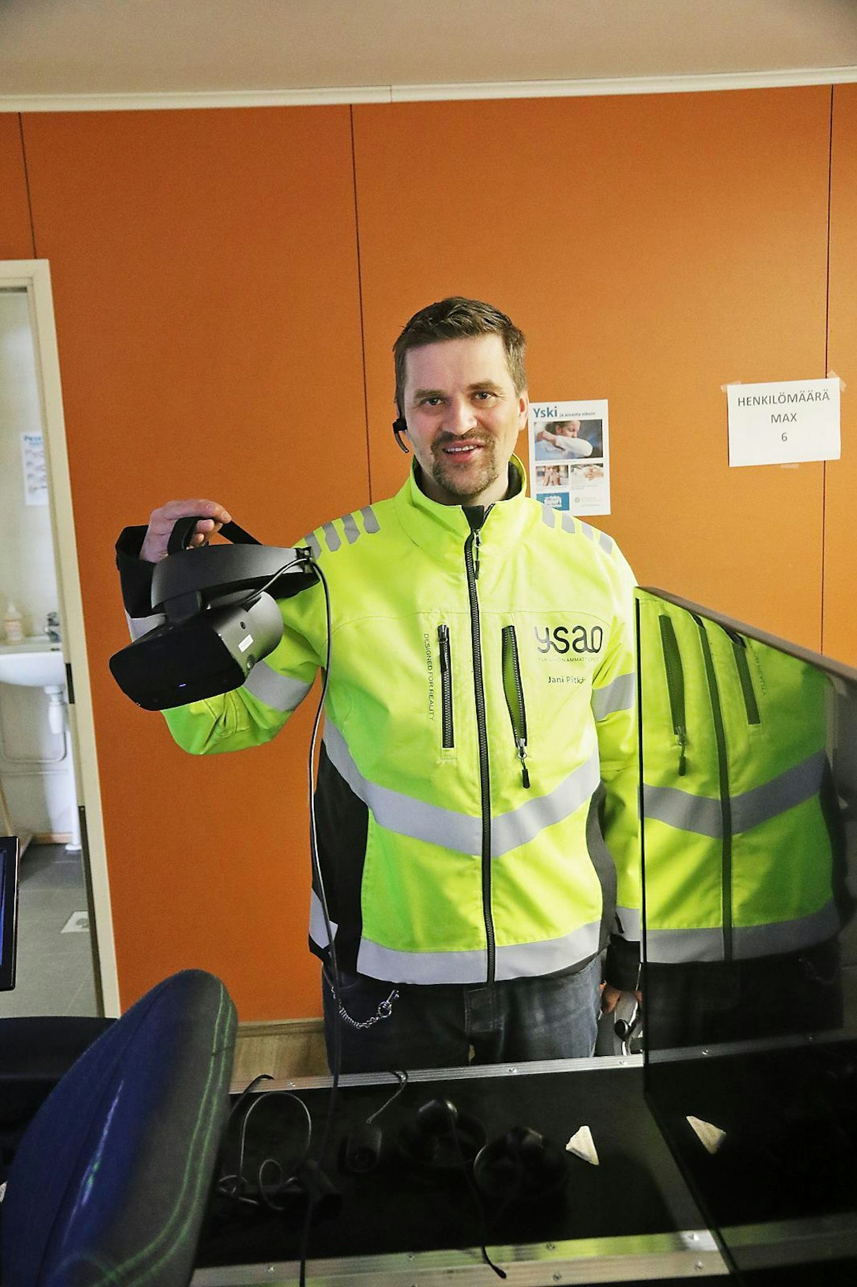 Jani Pitkänen esittelee VR-laseja, joilla simulaattorikokemuksesta saadaan yhä realistisempi. Pitkäsen haaveissa on VR-lasien hyödyntäminen myös koneiden huolto- ja remonttikohteiden opettamisessa.