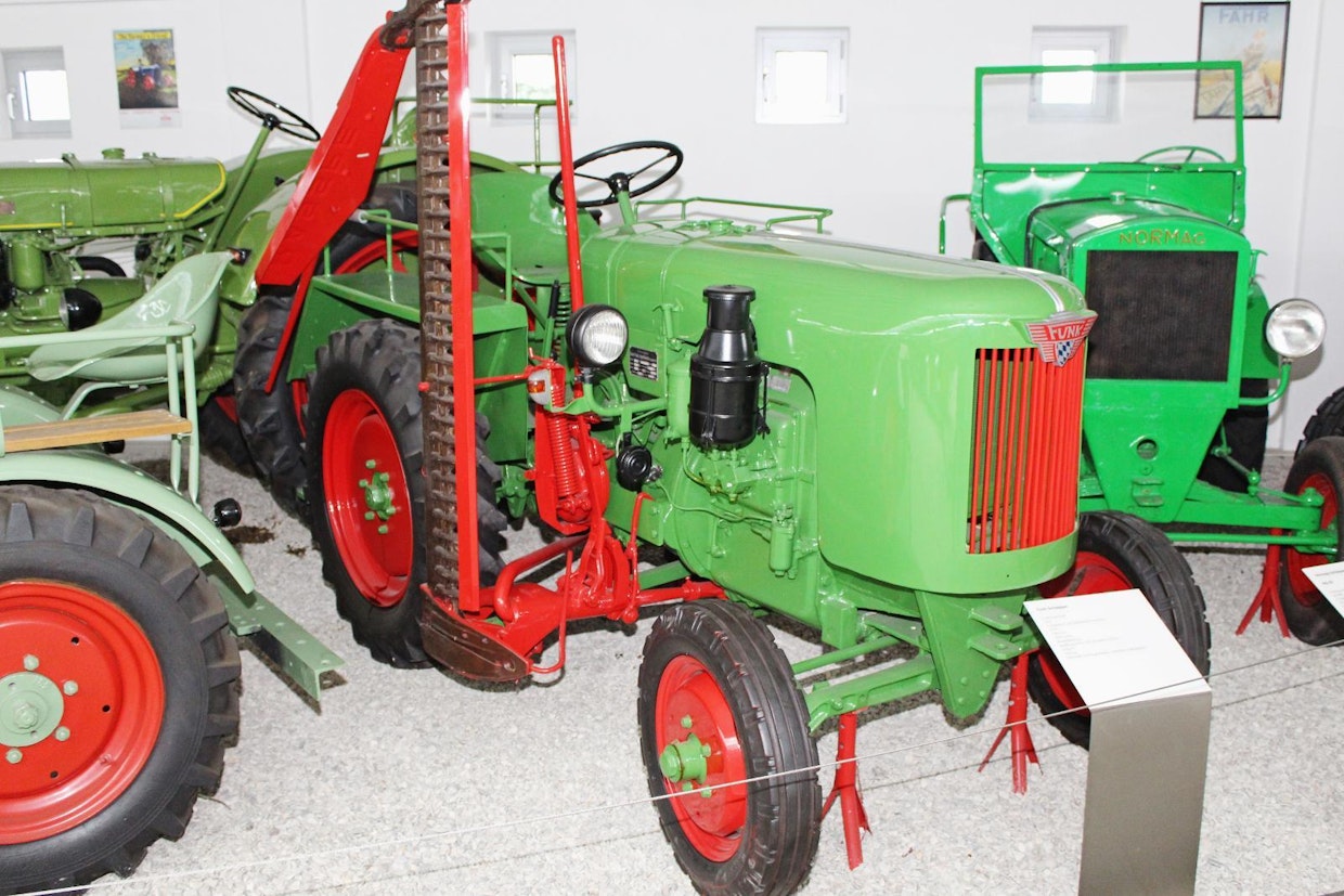 Ylä-Baijerin Irgertsheimissa tehty Funk on hyvin harvinainen merkki, mutta se on kasattu tutuista osista. Moottori on nestejäähdytteinen F2M414 Deutz, vaihteiston on toimittanut Renk. Xaver Funkin omistama paja teki 1950-luvulla vain muutamia traktoreita, merkittävimmäksi yhteistyökumppaniksi on mainittu Sulzer. (Paderborn)