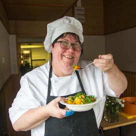 Keittiömestari Ulla Liukkonen nostaa esiin sen, että työssä käyvät ihmiset tarvitsevat vahvemman ruuan, joten mihinkään kovin kevyisiin lounasvaihtoehtoihin ei voitaisi siirtyä.