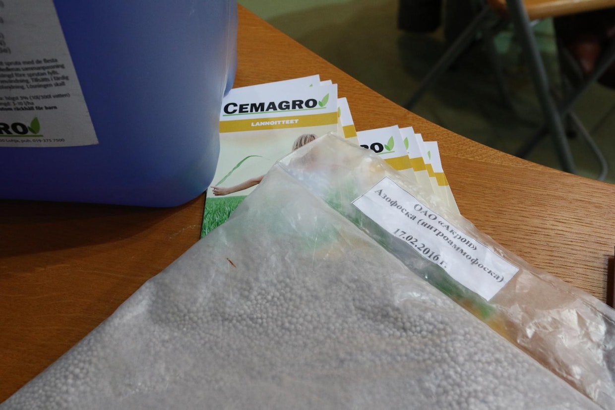 Cemagro Oy:n lannoitevalikoimiin kuuluu mekaanisten sekoitteiden lisäksi myös kemiallisia sekoitteita. Uusimpana tulokkaana yhtiön kemiallisten sekoitteiden valikoimissa on 18-3-15. Numerot tarkoittavat luonnollisesti NPK:n prosenttiosuuksia.
