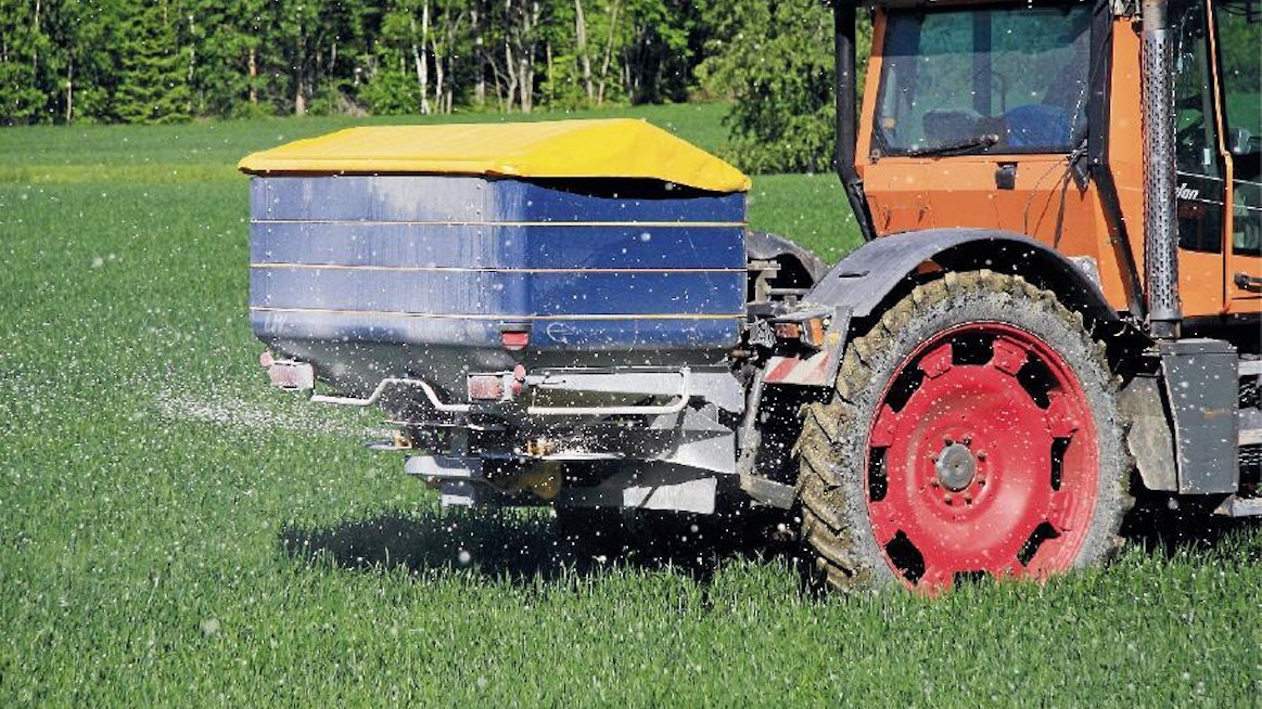 Bogballe L2W Plus -levittimen säiliön koko on 2050 l ja suurin työleveys 24 m.