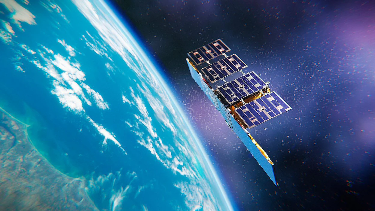 Suomalaisen ICEYE:n piensatelliitit lähettävät dataa 6–10 tunnin välein. Näin tarkkaa tietoa öljyvuodoista, tulvista tai muista luonnonkatastrofeista voidaan saada nopeasti. ICEYE:llä on taivaalla kaksi satelliittia, joiden tuottamia kuvia ostavat muun muassa Yhdysvaltain puolustusvoimat.