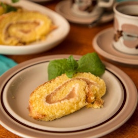 Kääretorttu on perinteinen kahvipöydän leivonnainen, mutta tässä se kätkee yllätyksen: puolet jauhoista on lupiinia.