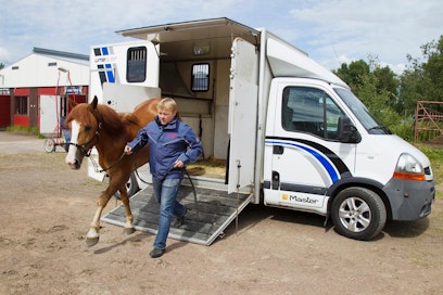 Hevoselle on opetettava autoon lastaaminen. Muuten kuljetuksesta voi syntyä ongelmia, Jussi Rämö sanoo.
