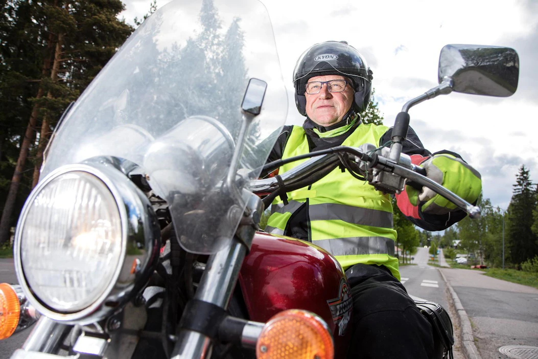 Motoristi voi lisätä näkyvyyttään pukeutumisella. Kuvassa MP-MTK:n presidentti Ilpo Mattila.