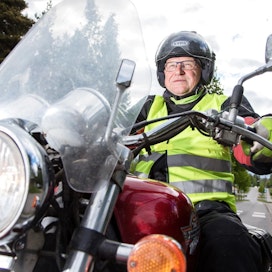 Motoristi voi lisätä näkyvyyttään pukeutumisella. Kuvassa MP-MTK:n presidentti Ilpo Mattila.